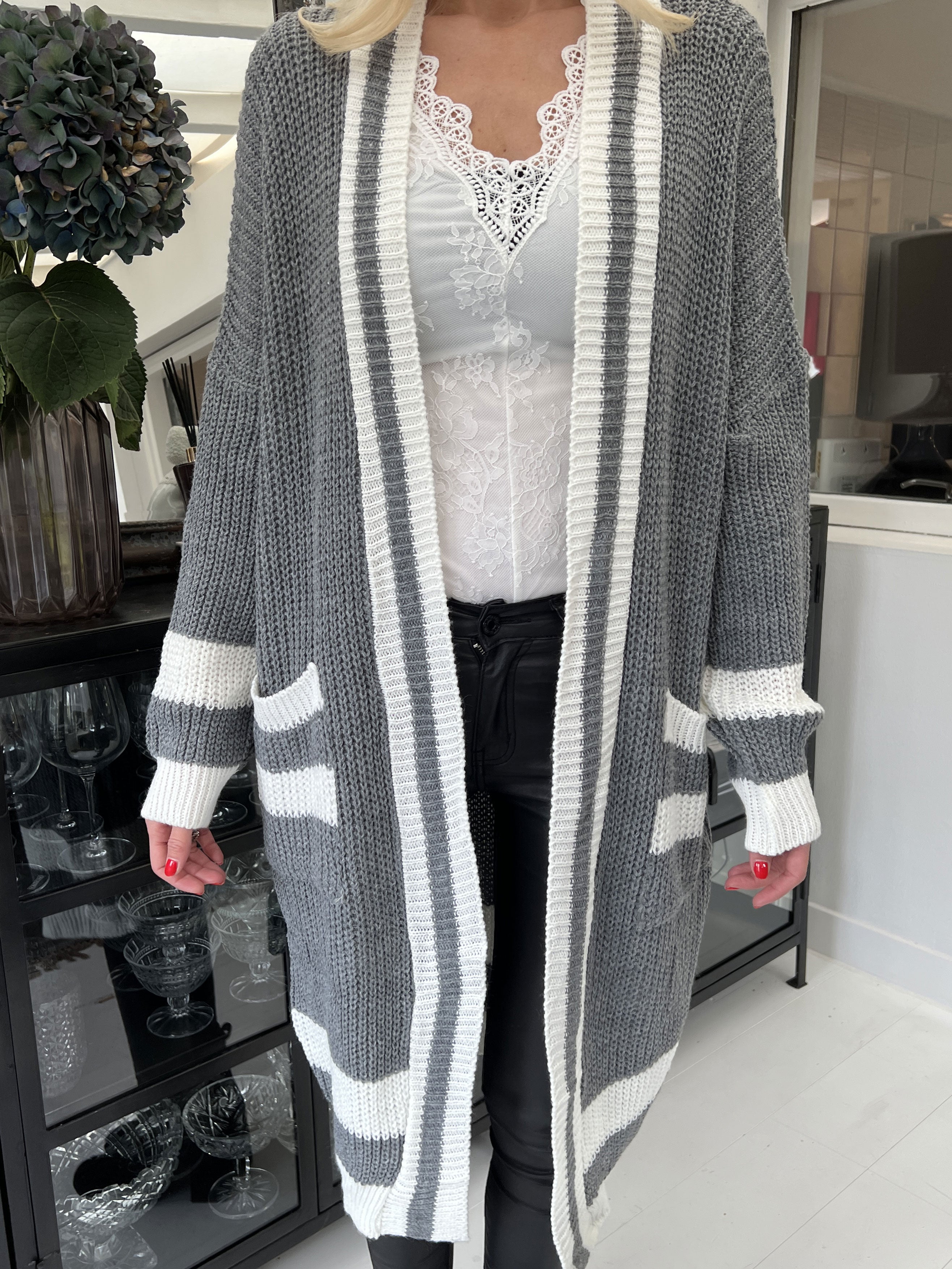 Kit - Lang strikcardigan med hvid stribe